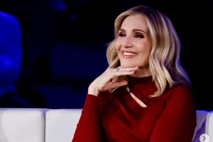 lorella cuccarini che sorride nello studio televisivo