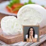mozzarella su un tagliere di legno e donna spaventata con le mani sulla bocca