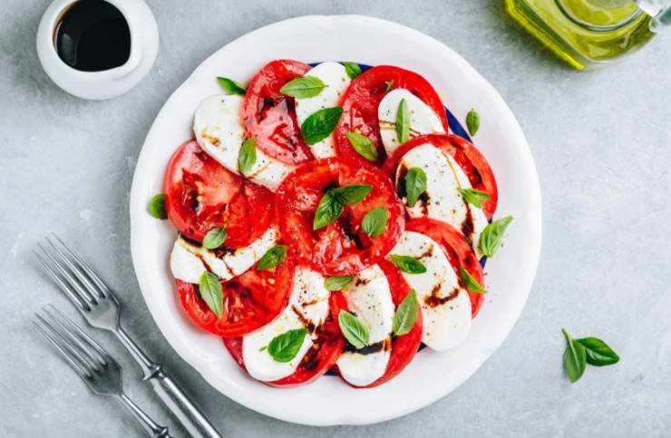 insalata caprese con pomodoro mozzarella tagliata a fette e basilico