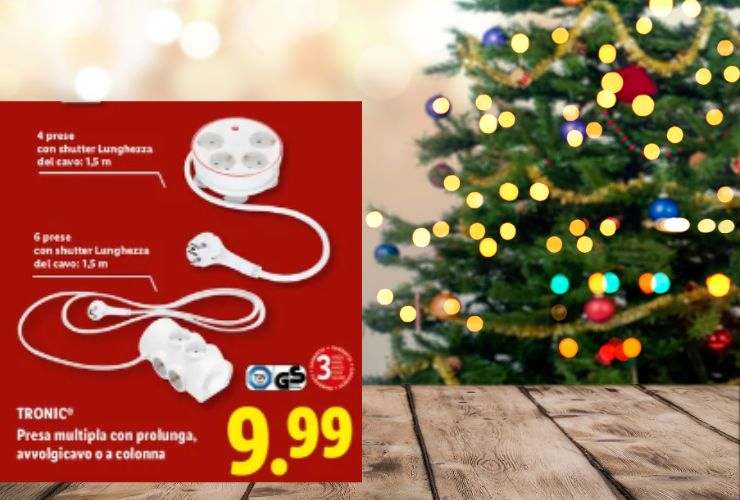 un albero di natale e le due multiprese della Lidl