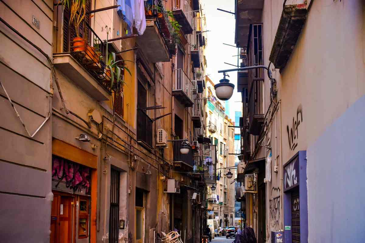 scorcio di una via di napoli