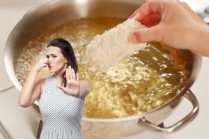 una persona che sta cuocendo dei fritti e un'altra che si tappa il naso