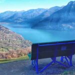 una panchina gigante sul lago d'iseo
