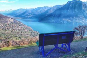 una panchina gigante sul lago d'iseo