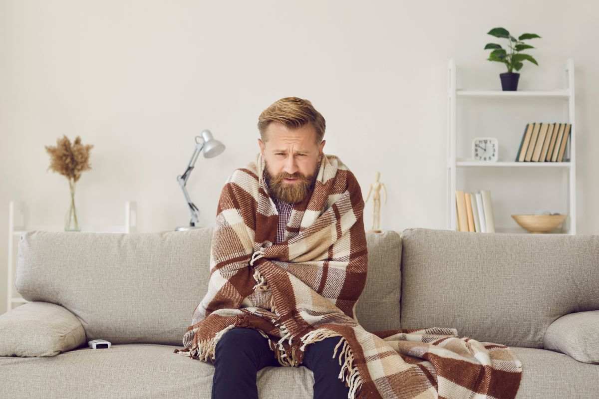 una persona che sente freddo in casa