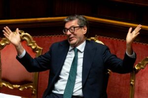 il ministro dell'economia giancarlo giorgetti mentre ride in parlamento