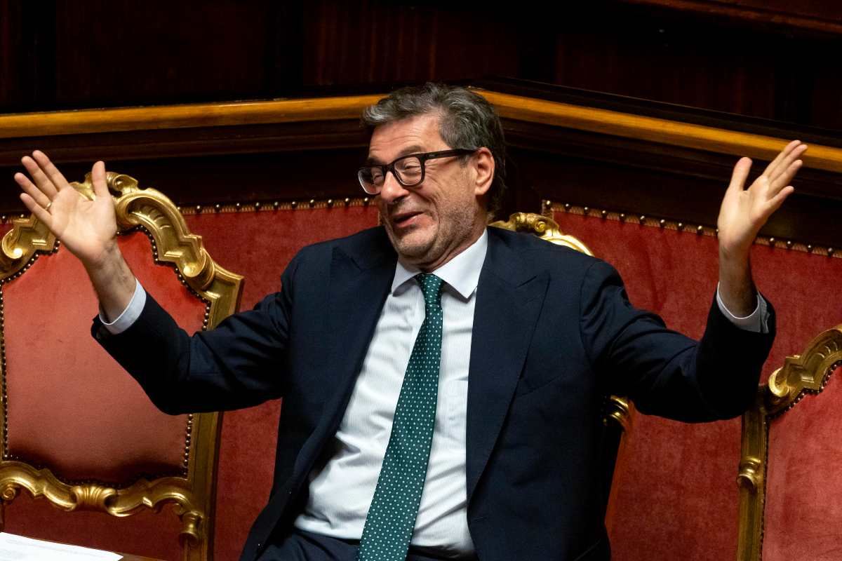 il ministro dell'economia giancarlo giorgetti mentre ride in parlamento
