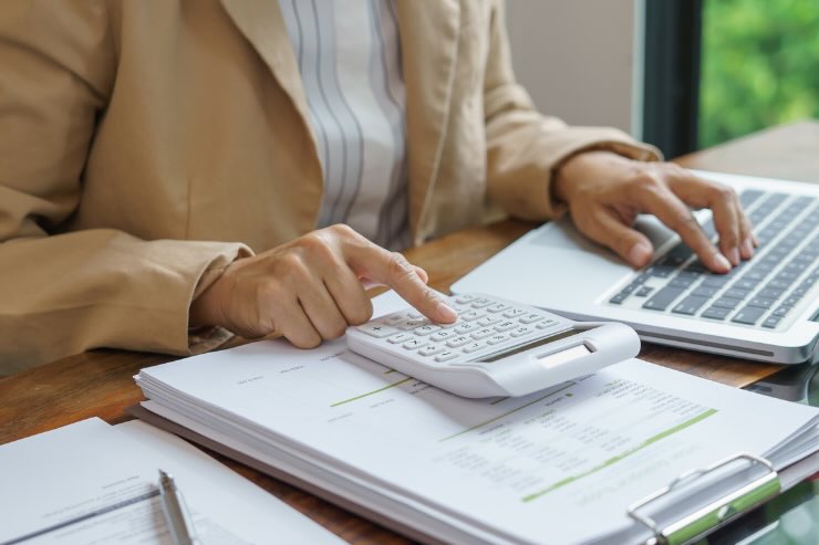 donna che digita su calcolatrice