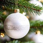 una pallina di natale sull'albero