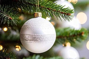 una pallina di natale sull'albero
