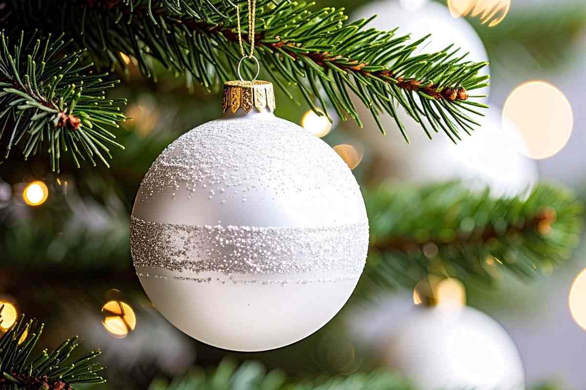 una pallina di natale sull'albero