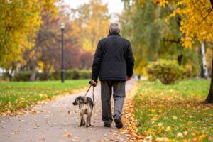 un signore a passeggio con il cane