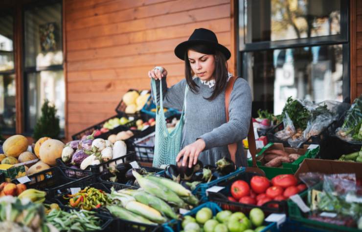 donna che compra la verdura al mercato