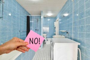 un bagno e la scritta no