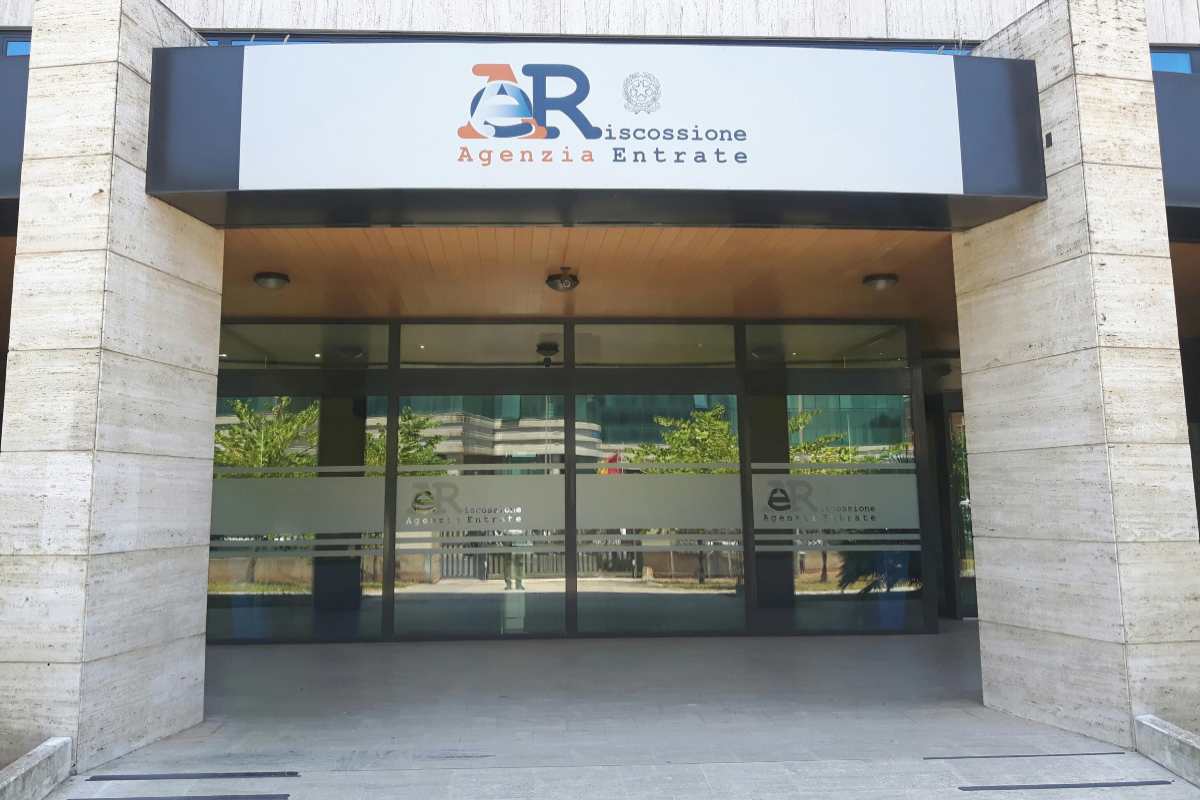 ingresso di un ufficio dell'agenzia delle entrate