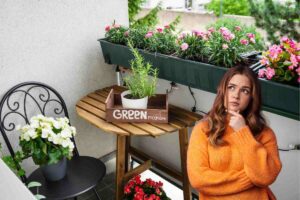 delle piante sul balcone e una persona dubbiosa
