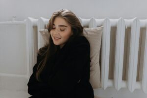 donna accanto termosifone