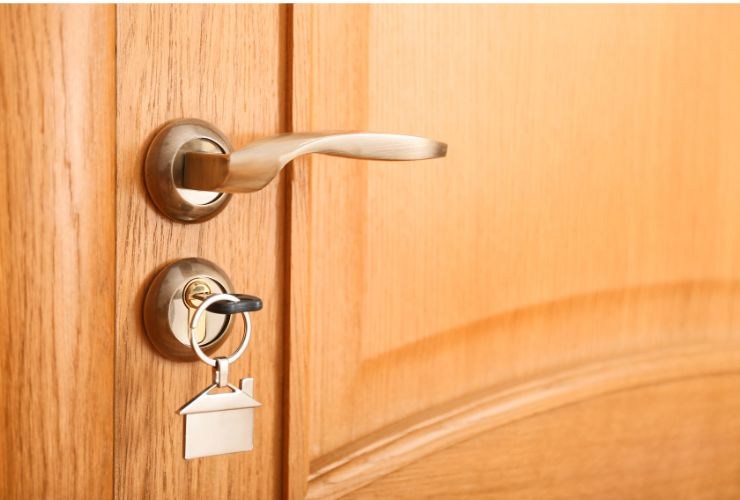 porta chiusa con le chiavi inserite