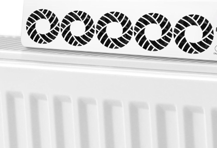 ventilatore per termosifoni sopra ad un termosifone