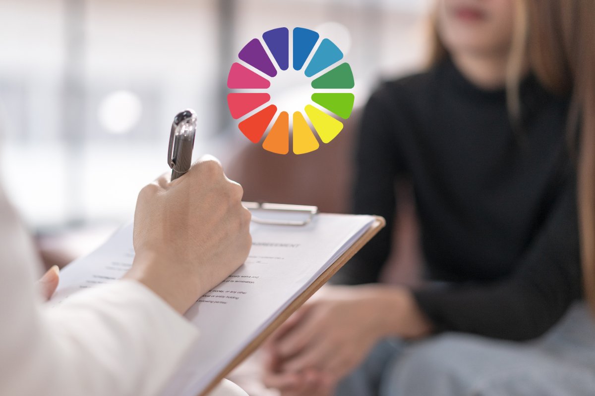 Uno psicologo che parla con una ragazza ed in alto un cerchio di colori