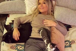 selvaggia lucarelli stesa sul letto con il gatto