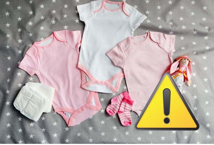 vestiti neonati e un segnale attenzione