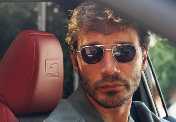 stefano de martino in auto con gli occhiali da sole