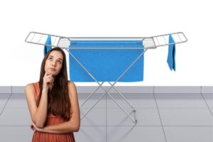 uno stendino ed una ragazza dubbiosa