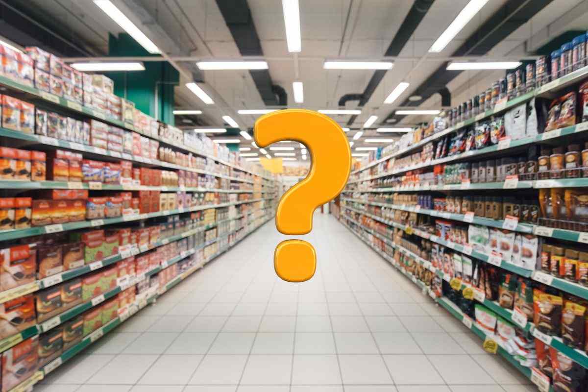 un supermercato e un punto interrogativo vicino