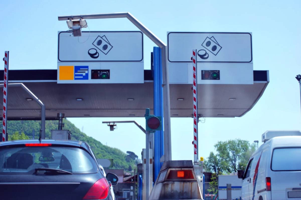automobili al casello autostradale