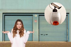 dei box auto, una telecamera e una ragazza dubbiosa