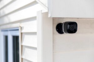 telecamera montata fuori da una casa