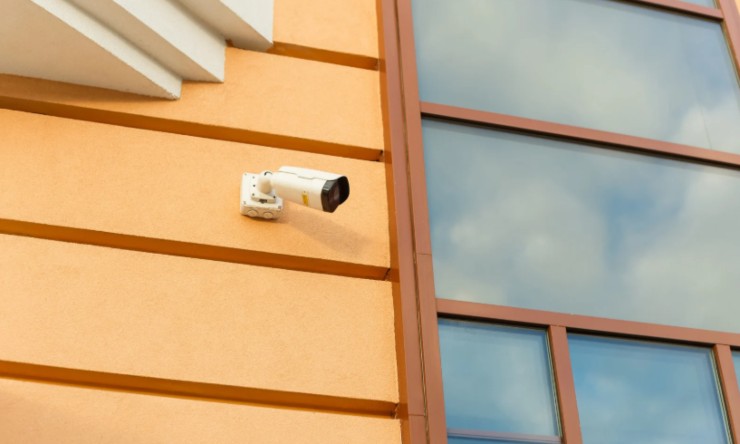 telecamera fuori da un edificio