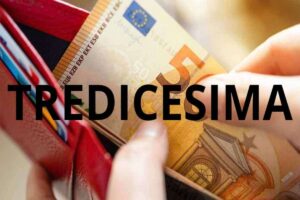 Soldi con la scritta tredicesima dimezzata