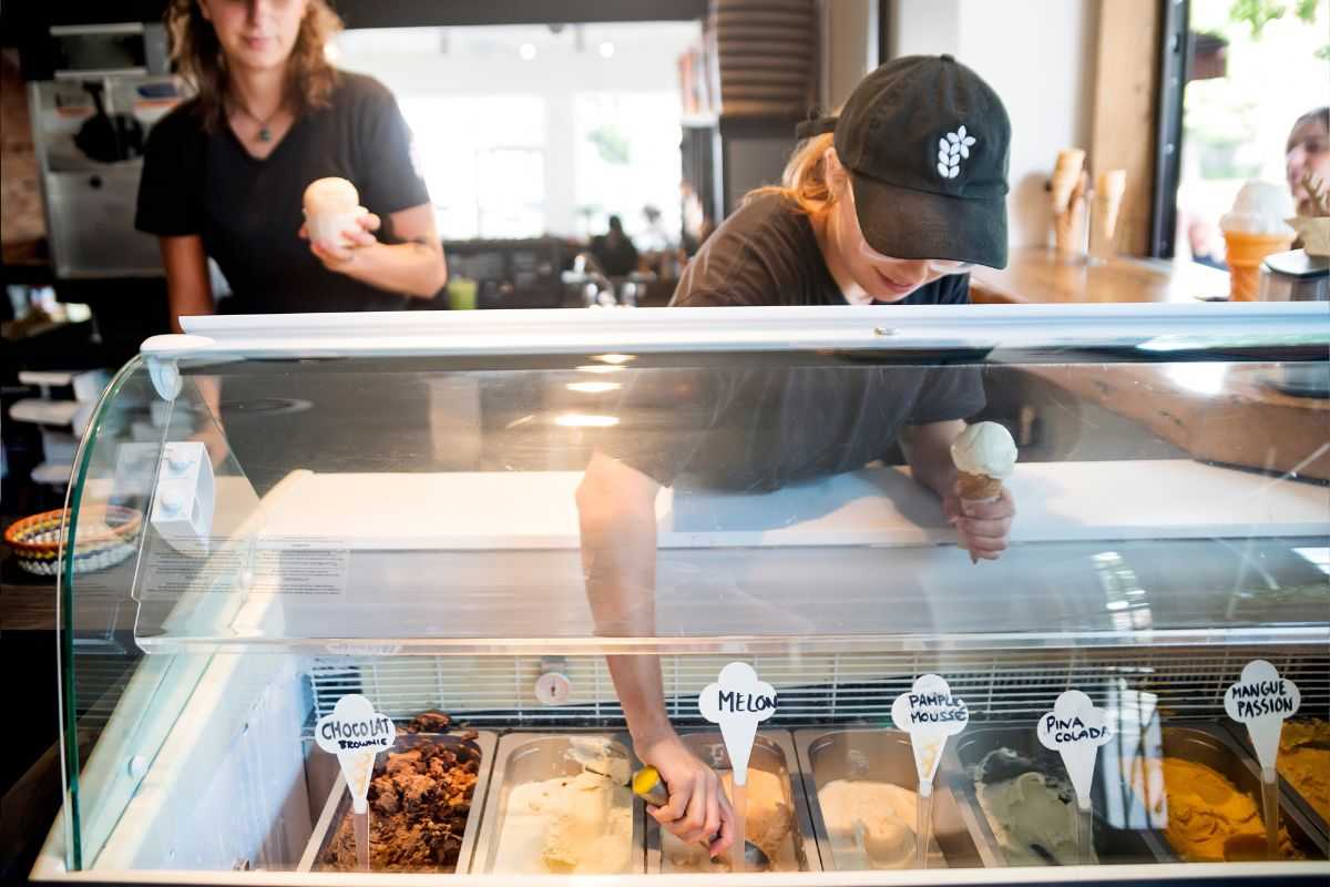 ragazze che lavorano in gelateria