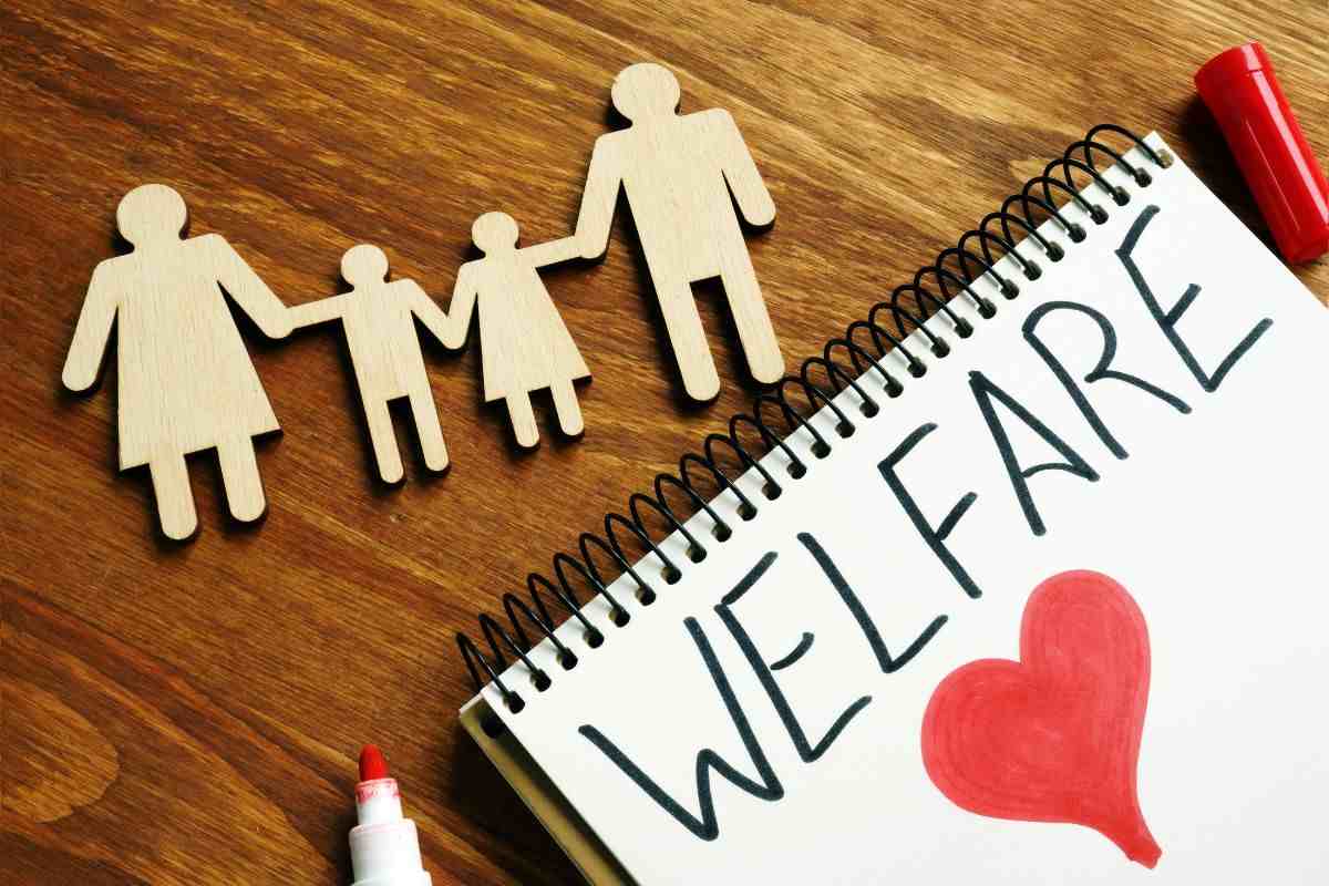 la scritta welfare e una famiglia di carta