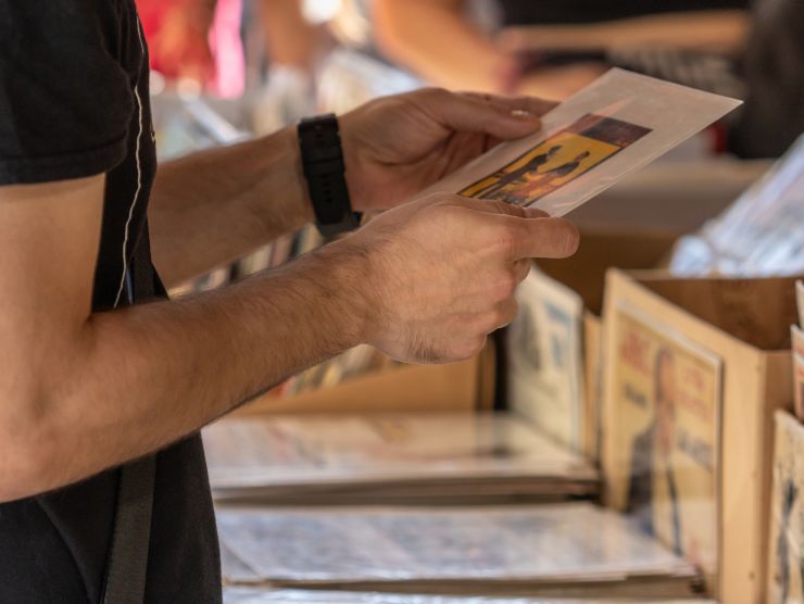 uomo che sceglie cosa acquistare in un mercatino dell'usato