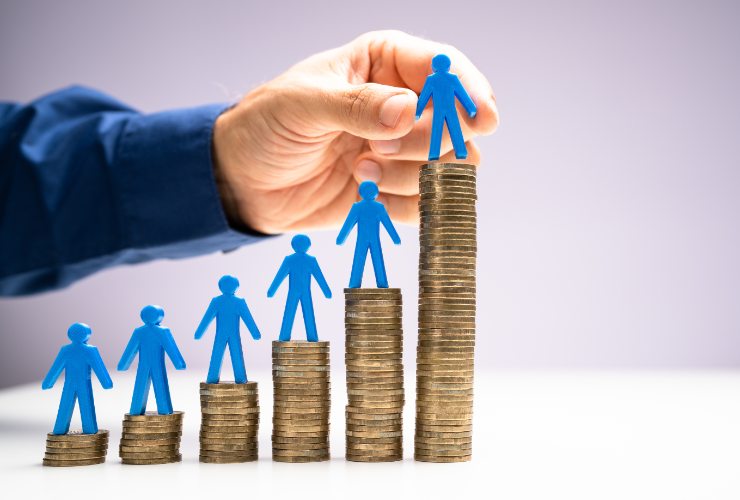 pila di monete che crescono con omini