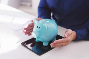 salvadanaio e tablet sul tavolo