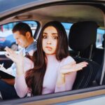 Ragazza perplessa durante esame di guida