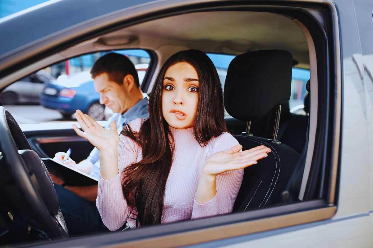 Ragazza perplessa durante esame di guida