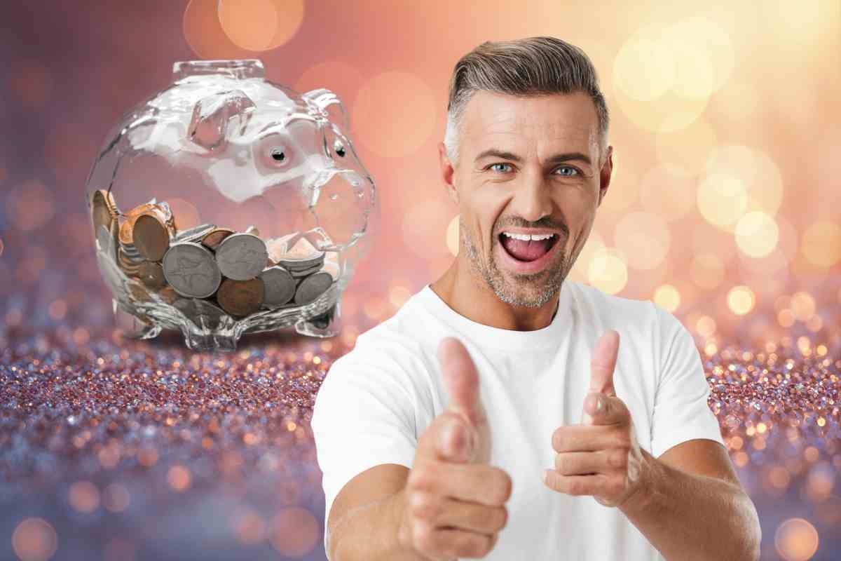 Uomo contento e salvadanaio