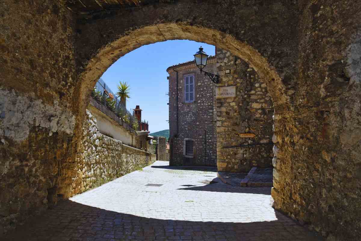 Cancello medievale che da accesso al borgo di Bassiano