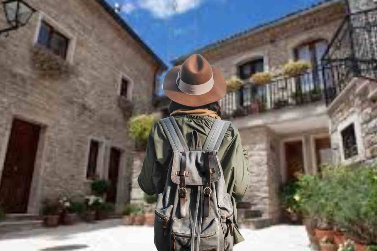 Turista nel borgo