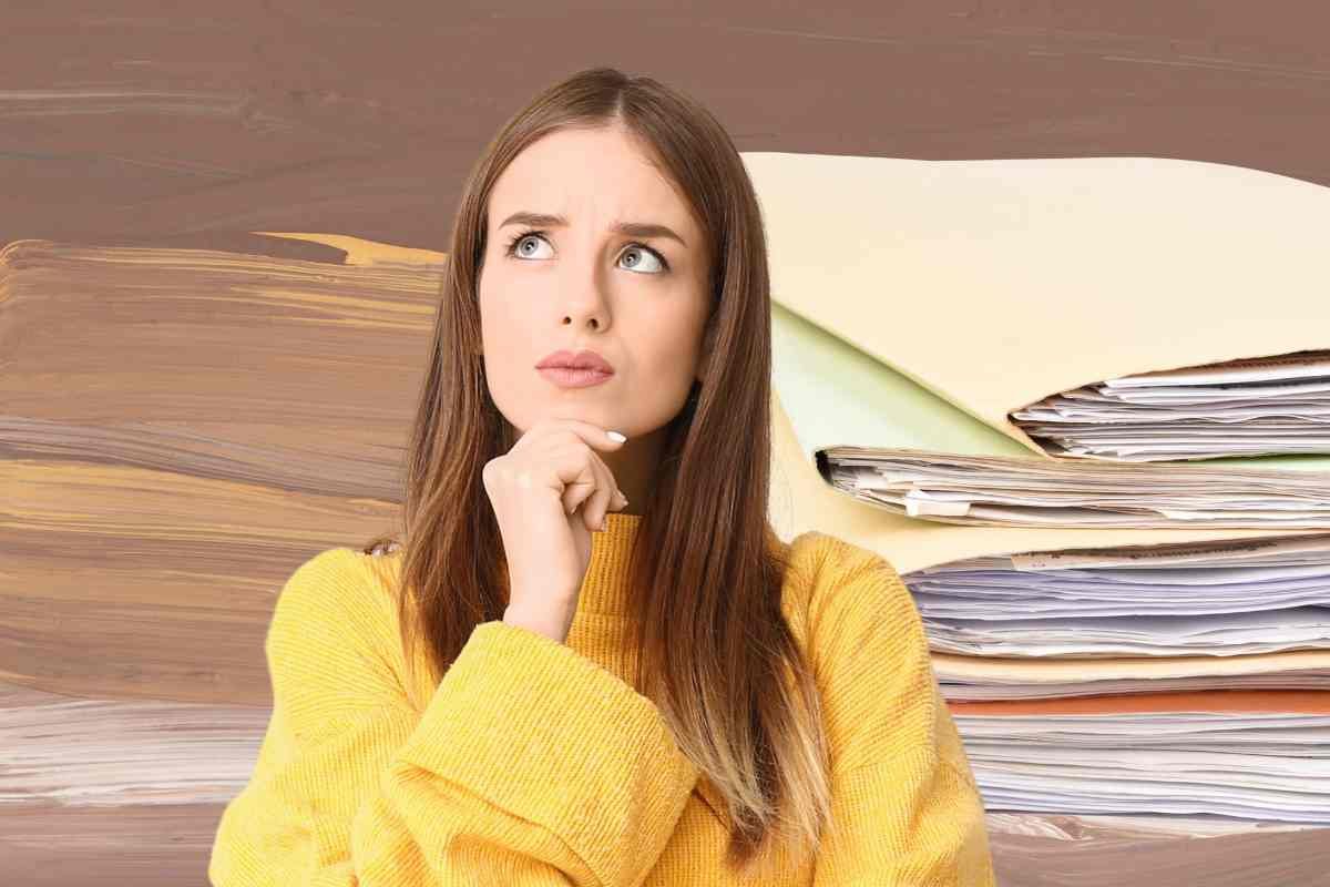 Donna pensierosa e documenti