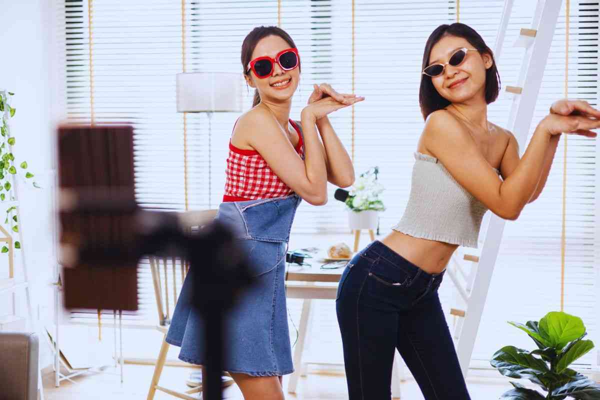 Ragazze che si filmano mentre fanno una coreografia di danza