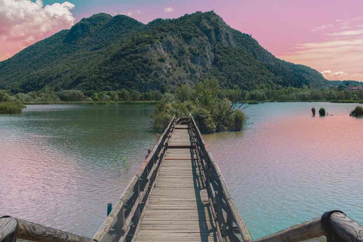 Passerella di legno sul Lago d'Iseo nelle Torbiere del Sebino