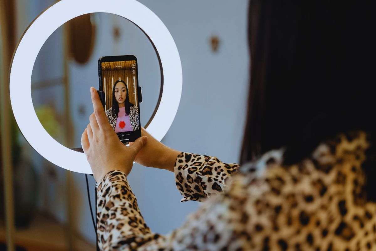 Ragazza che si prepara per una diretta social