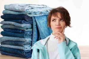 Donna dubbiosa e jeans