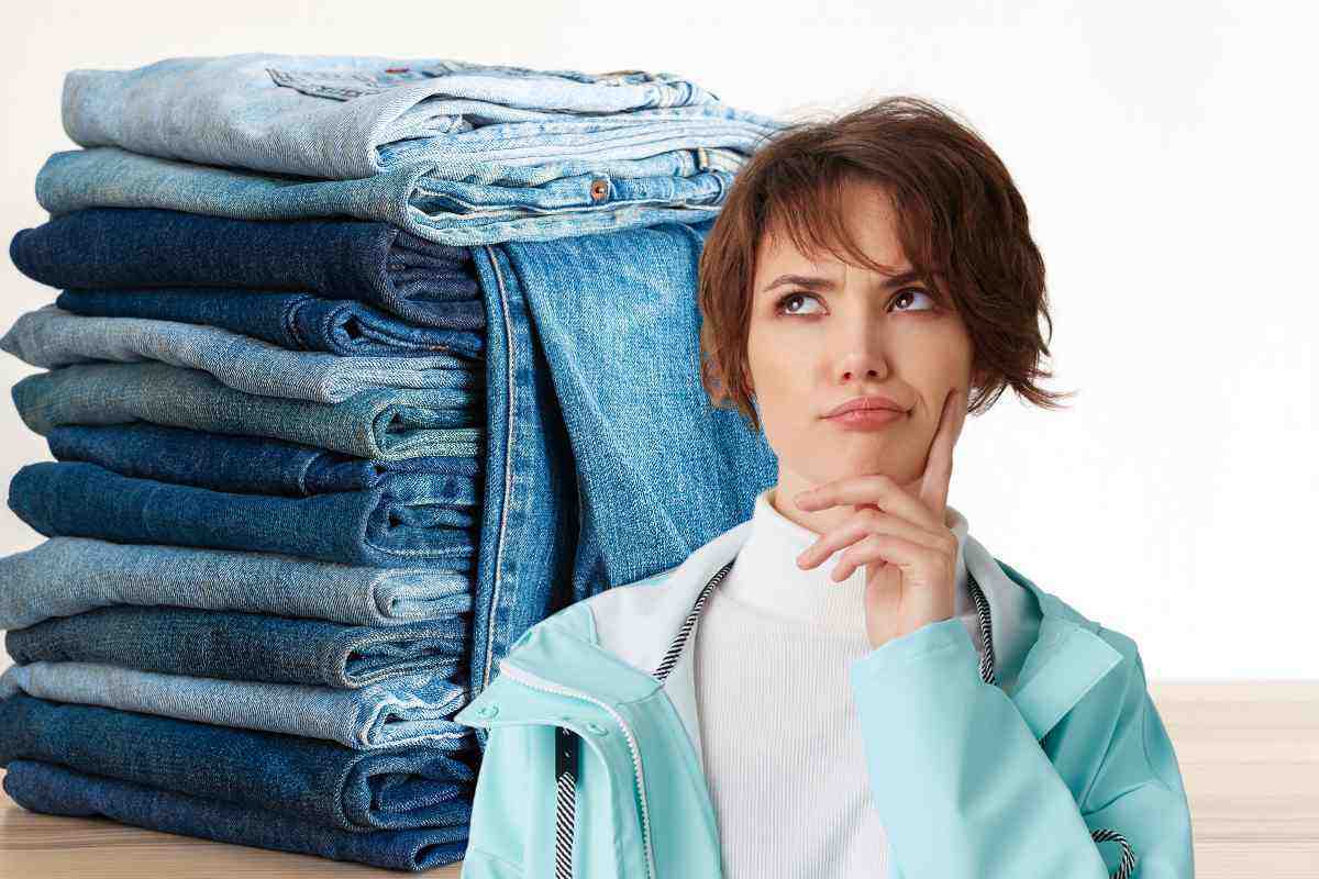 Donna dubbiosa e jeans